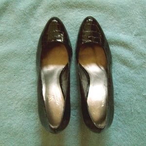 NEW WORTHINGTON DK BROWN CROCODILE HEELS SIZE 6.5M